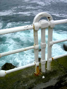 Barandilla blanca frente al mar