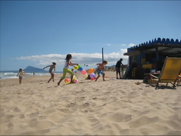 Niños jugando con globos