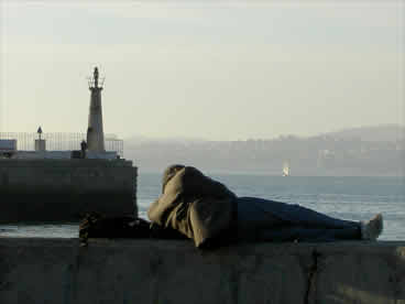 Recostado frente al muelle